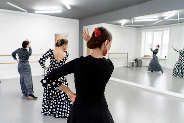 Clase en Academia de danza en Valencia con alumnas practicando flamenco