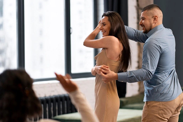 Pareja en clase para Aprender a bailar en Valencia con guía profesional