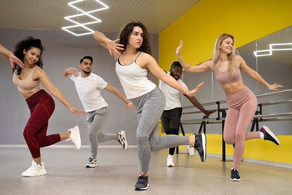 Grupo en Clases de baile para principiantes en Valencia durante una sesión práctica