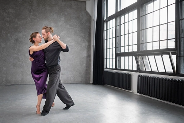 Pareja en Clases de tango en Valencia durante una práctica en estudio