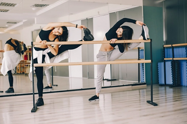 Alumnas en Cursos de baile en Valencia realizando ejercicios de estiramiento
