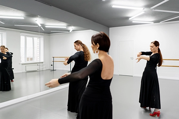 Clase en Escuela de danza en Valencia con alumnas practicando flamenco