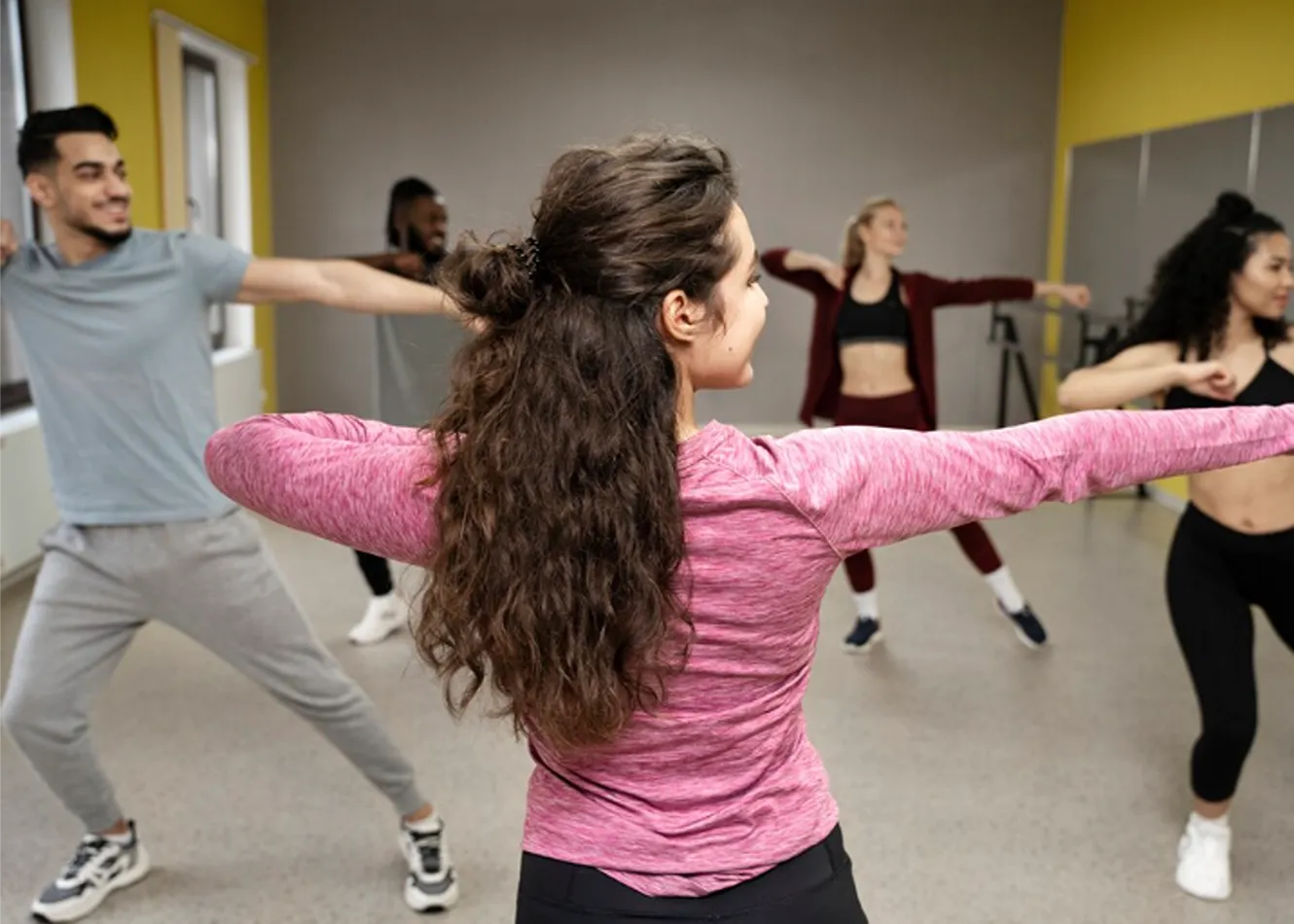 Dónde aprender a bailar en Valencia: grupo practicando una coreografía en clase
